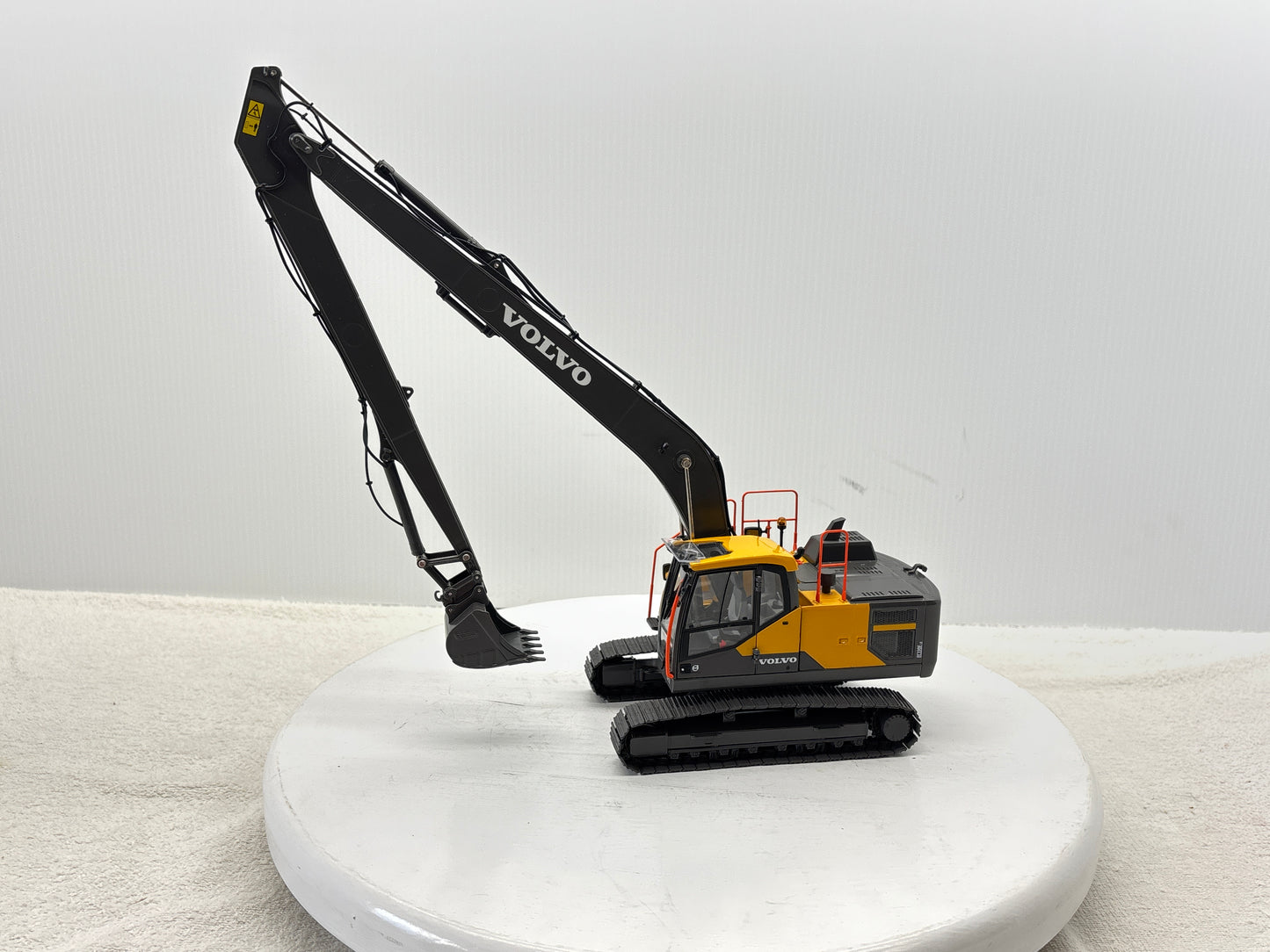 1/32 Volvo EC220ELR