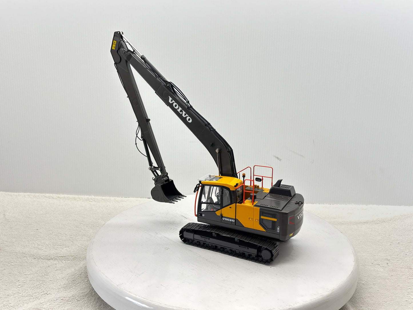 1/32 Volvo EC220ELR