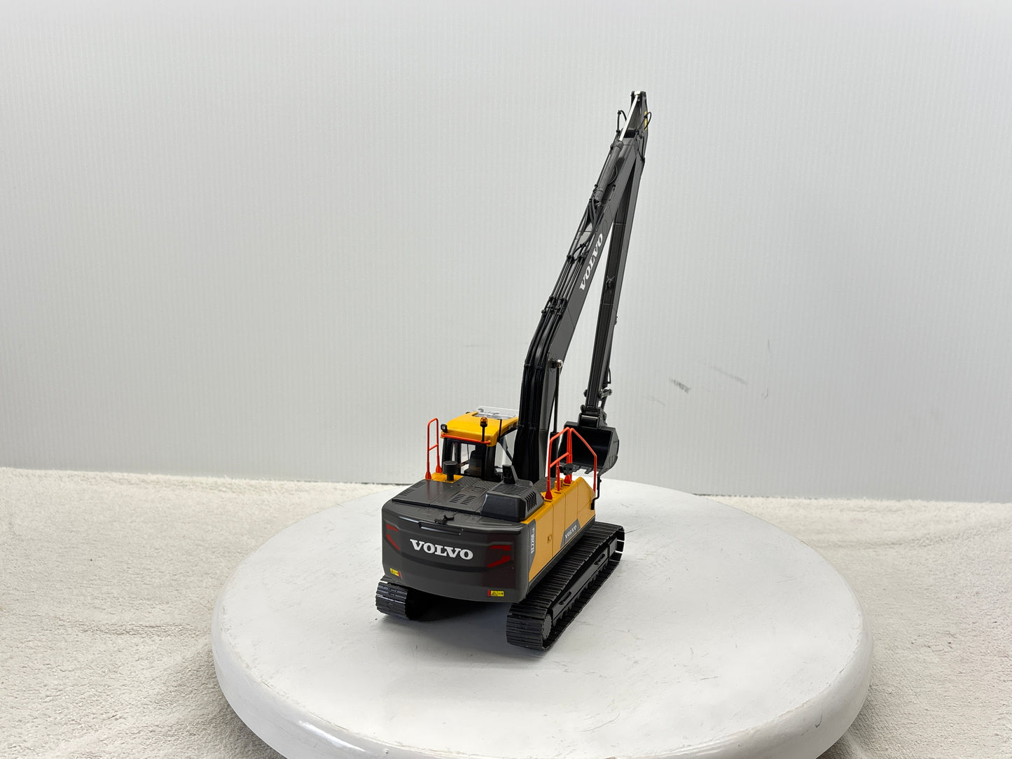 1/32 Volvo EC220ELR