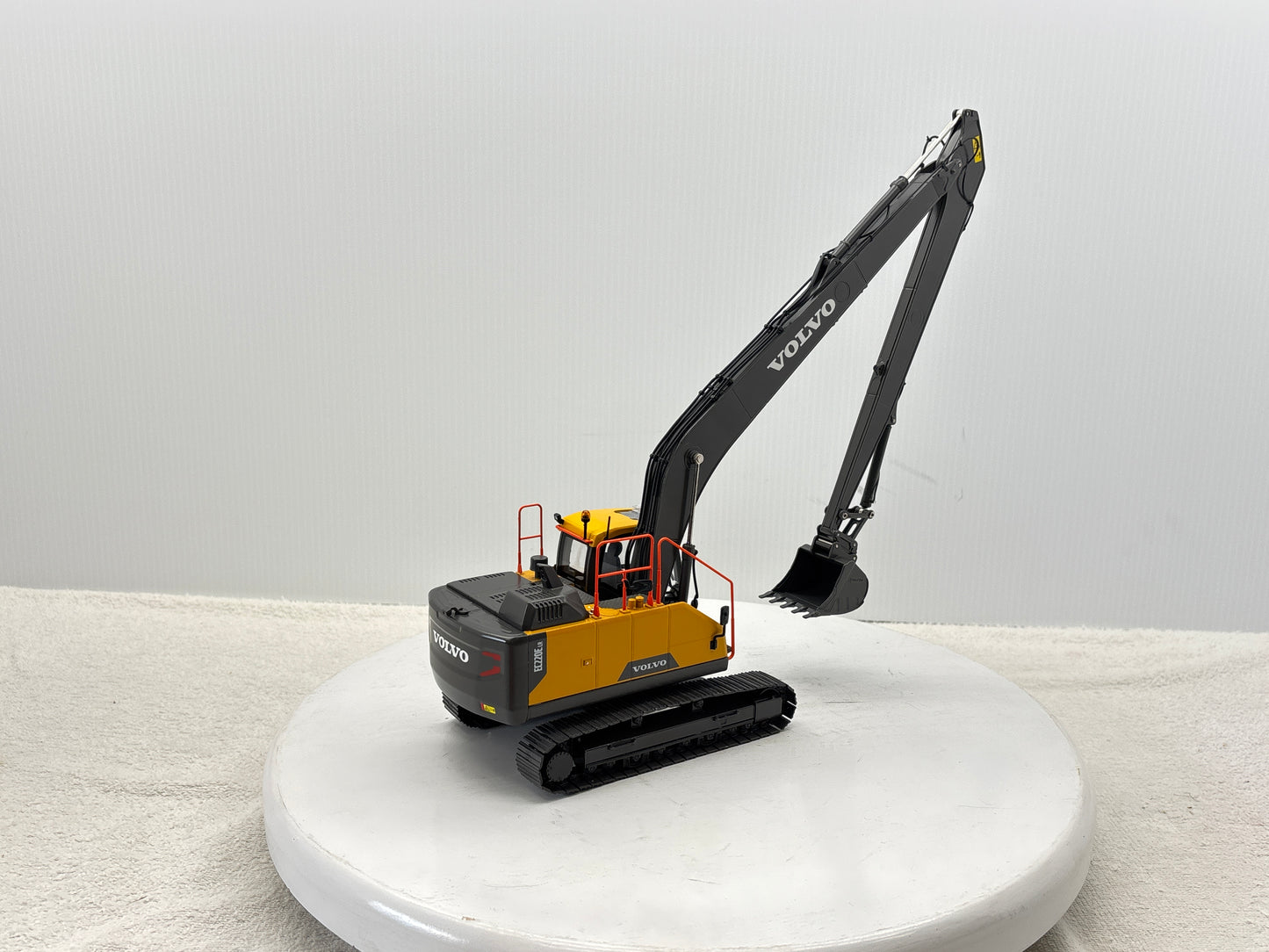 1/32 Volvo EC220ELR