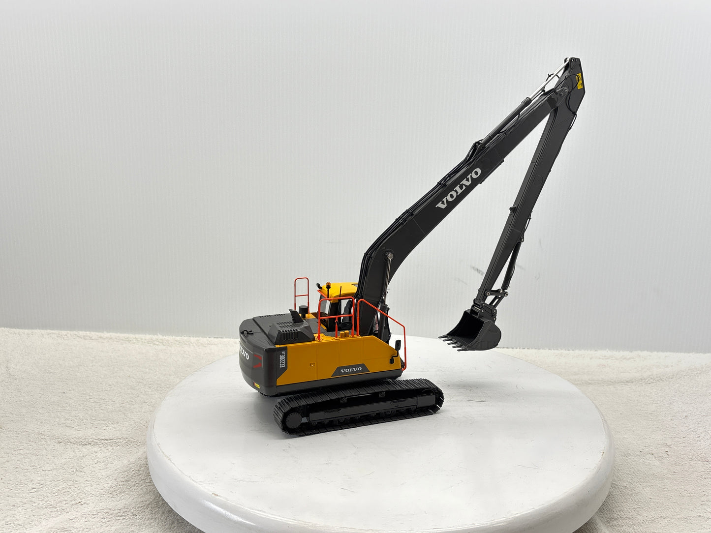 1/32 Volvo EC220ELR