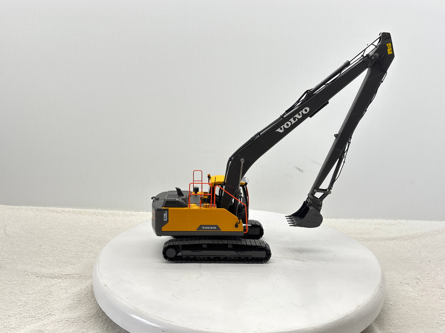 1/32 Volvo EC220ELR