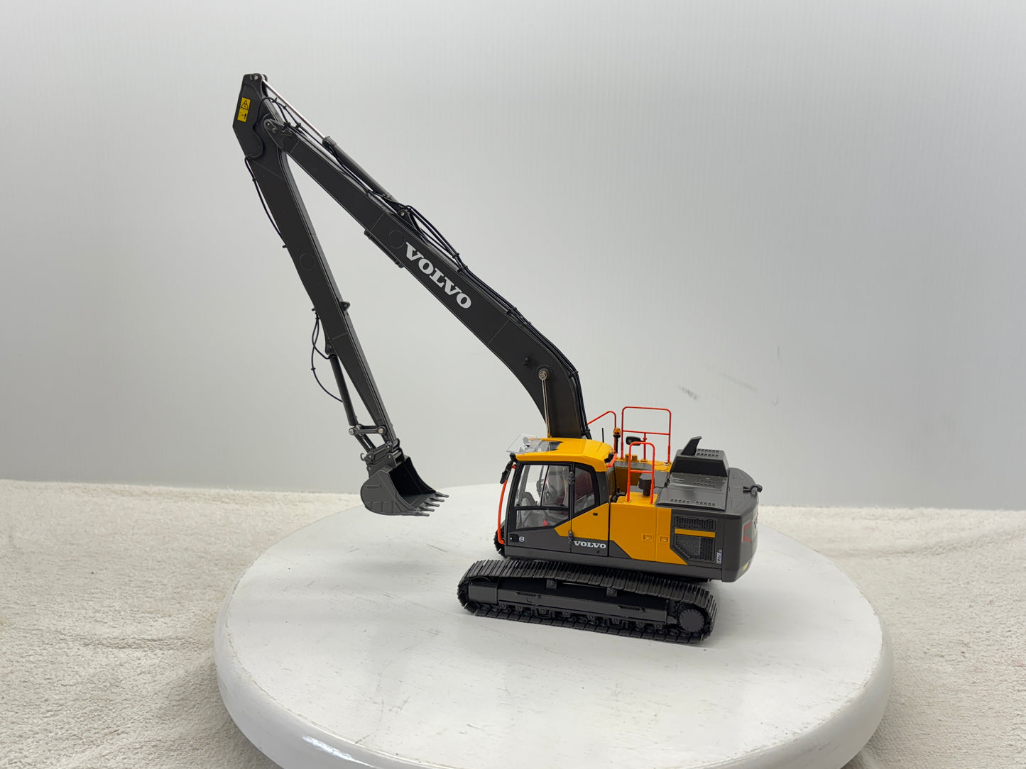 1/32 Volvo EC220ELR