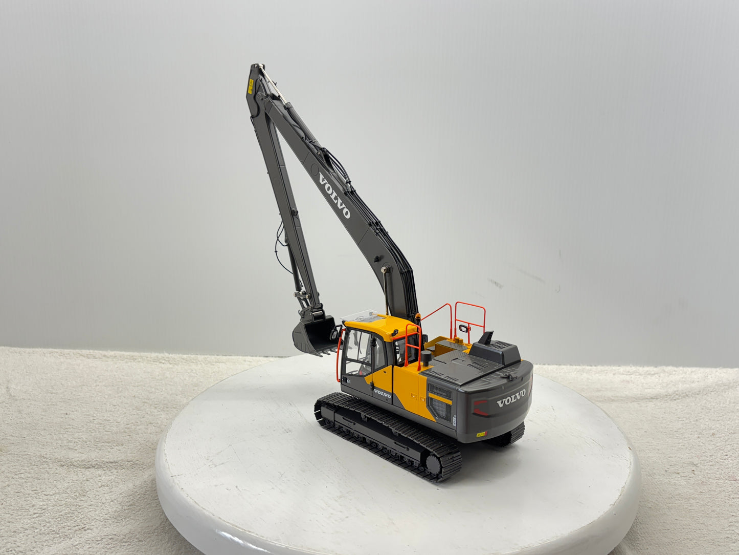 1/32 Volvo EC220ELR