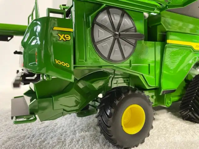 *JUST IN* 1/32 JOHN DEERE X9 1000 (Tracks) Farm Toy Combine