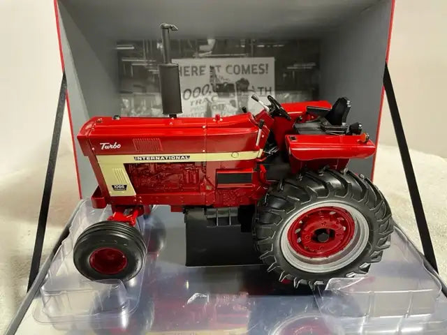 *SHARP* 1/16 INTERNATIONAL FARMALL 100TH Ann. Farm Toy Set