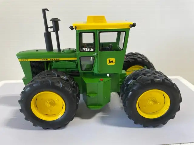 *WOW* 1/32 JOHN DEERE 7520 High Detail by SHUCO Farm Toy Tractor