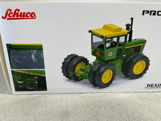*WOW* 1/32 JOHN DEERE 7520 High Detail by SHUCO Farm Toy Tractor