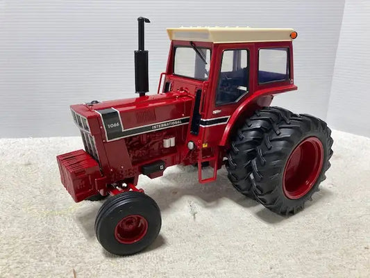 1/16 INTERNATIONAL 1066 Custom Farm Toy Tractor