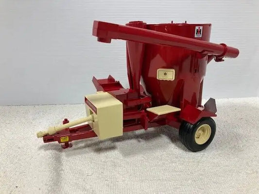 1/16 INTERNATIONAL 950 Grinder Mixer Farm Toy