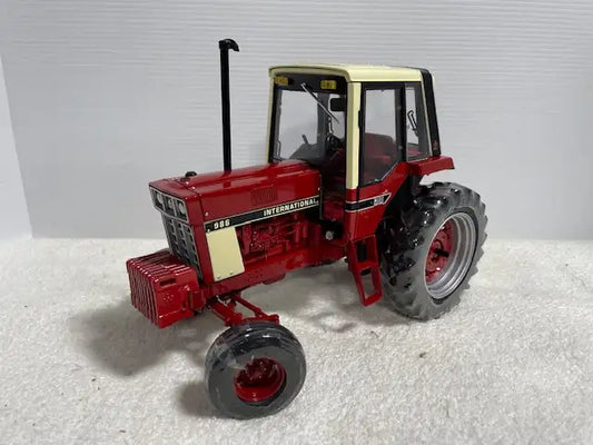 1/16 INTERNATIONAL 986 with 720 Plow Precision Farm Toy Set