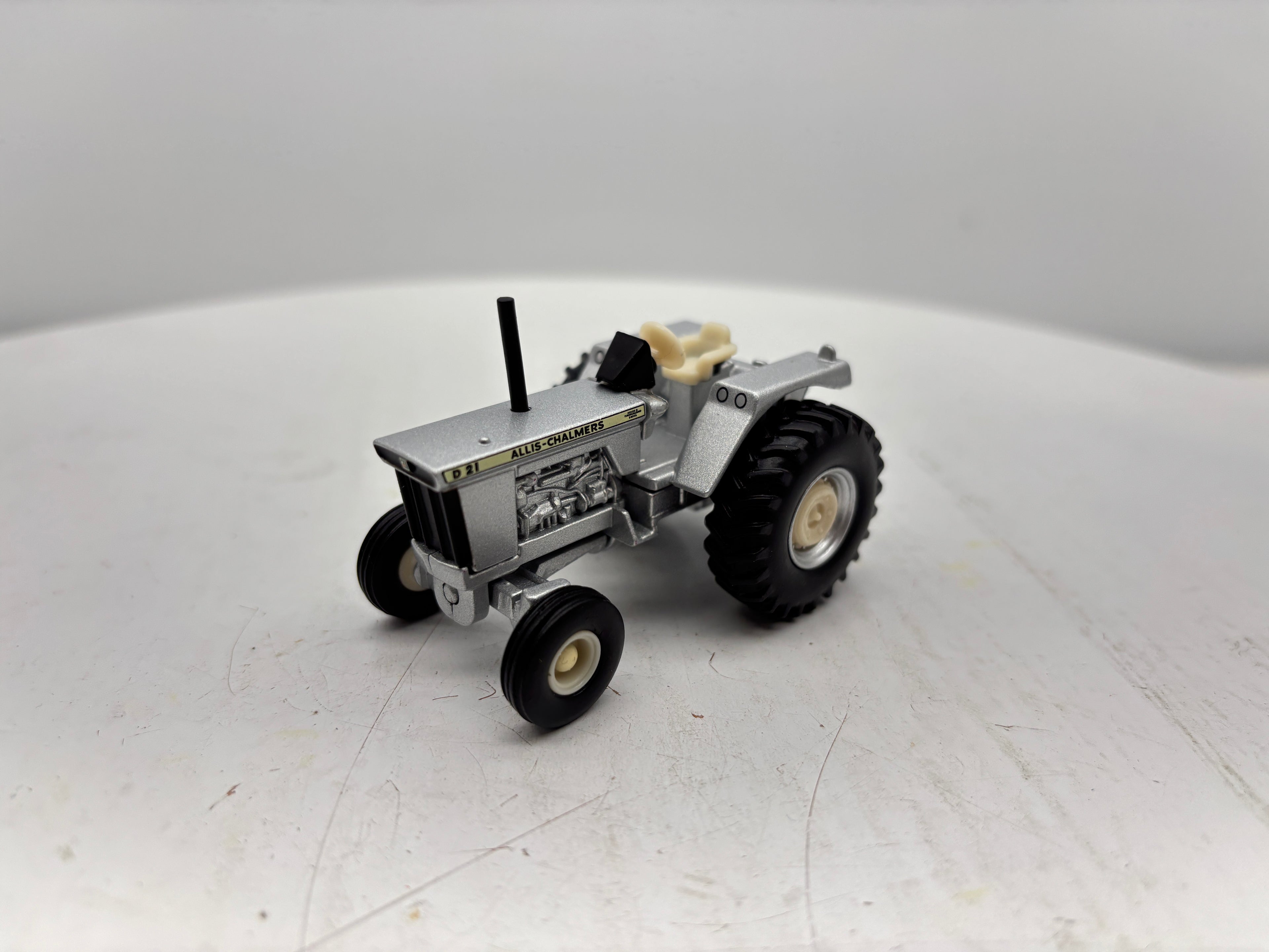 1/64 Allis-Chalmers D21 Prestige Silver Chase
