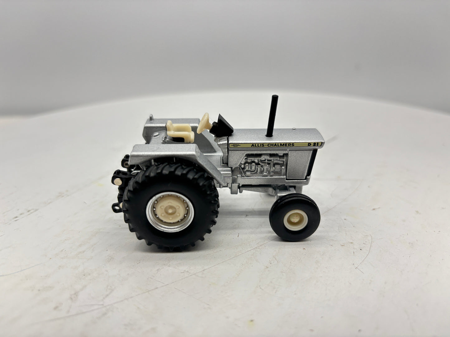 1/64 Allis-Chalmers D21 Prestige Silver Chase