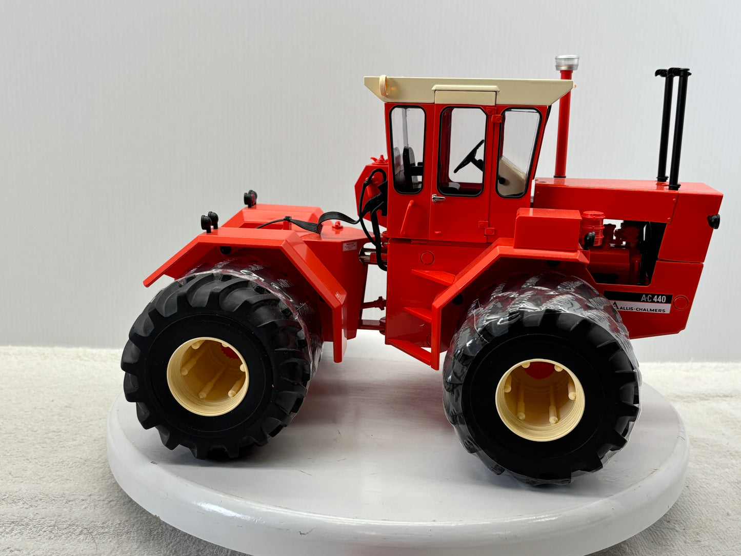 1/16 Allis-Chalmers 440 Prestige