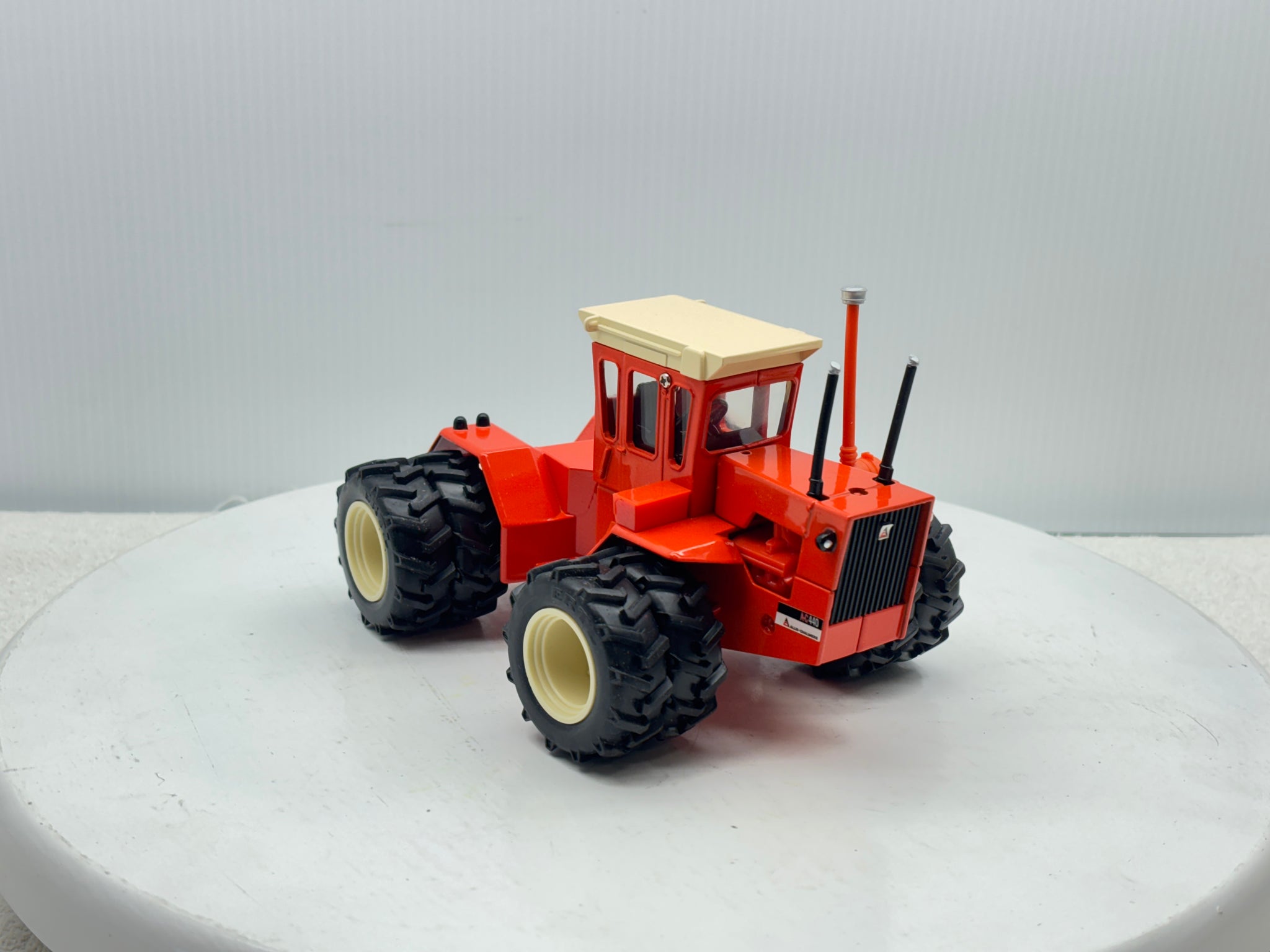 1/32 Allis-Chalmers 440 Toy Farmer Duals