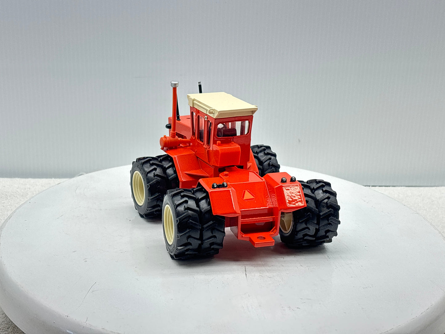 1/32 Allis-Chalmers 440 Toy Farmer Duals