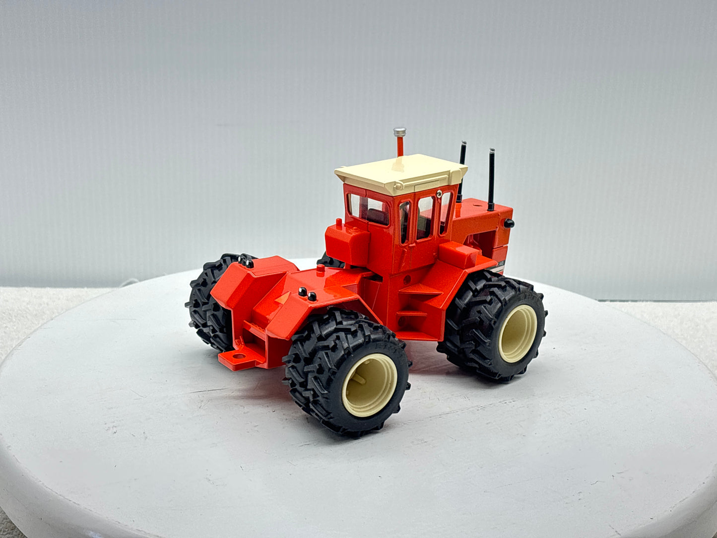 1/32 Allis-Chalmers 440 Toy Farmer Duals