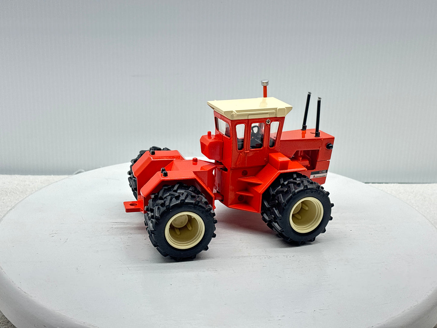 1/32 Allis-Chalmers 440 Toy Farmer Duals