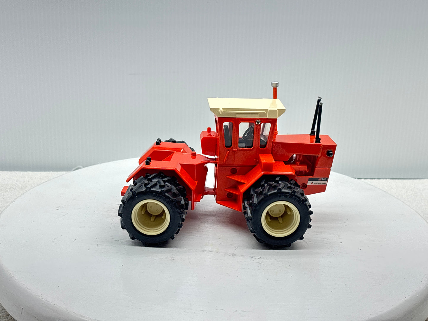 1/32 Allis-Chalmers 440 Toy Farmer Duals