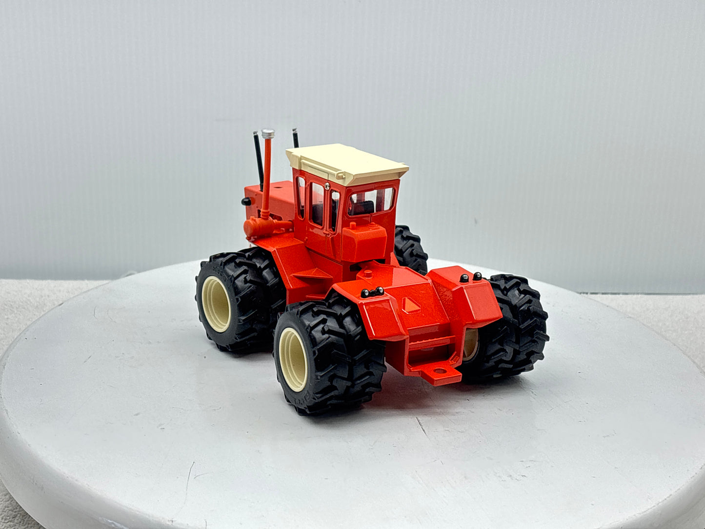 1/32 Allis-Chalmers 440 Toy Farmer Duals