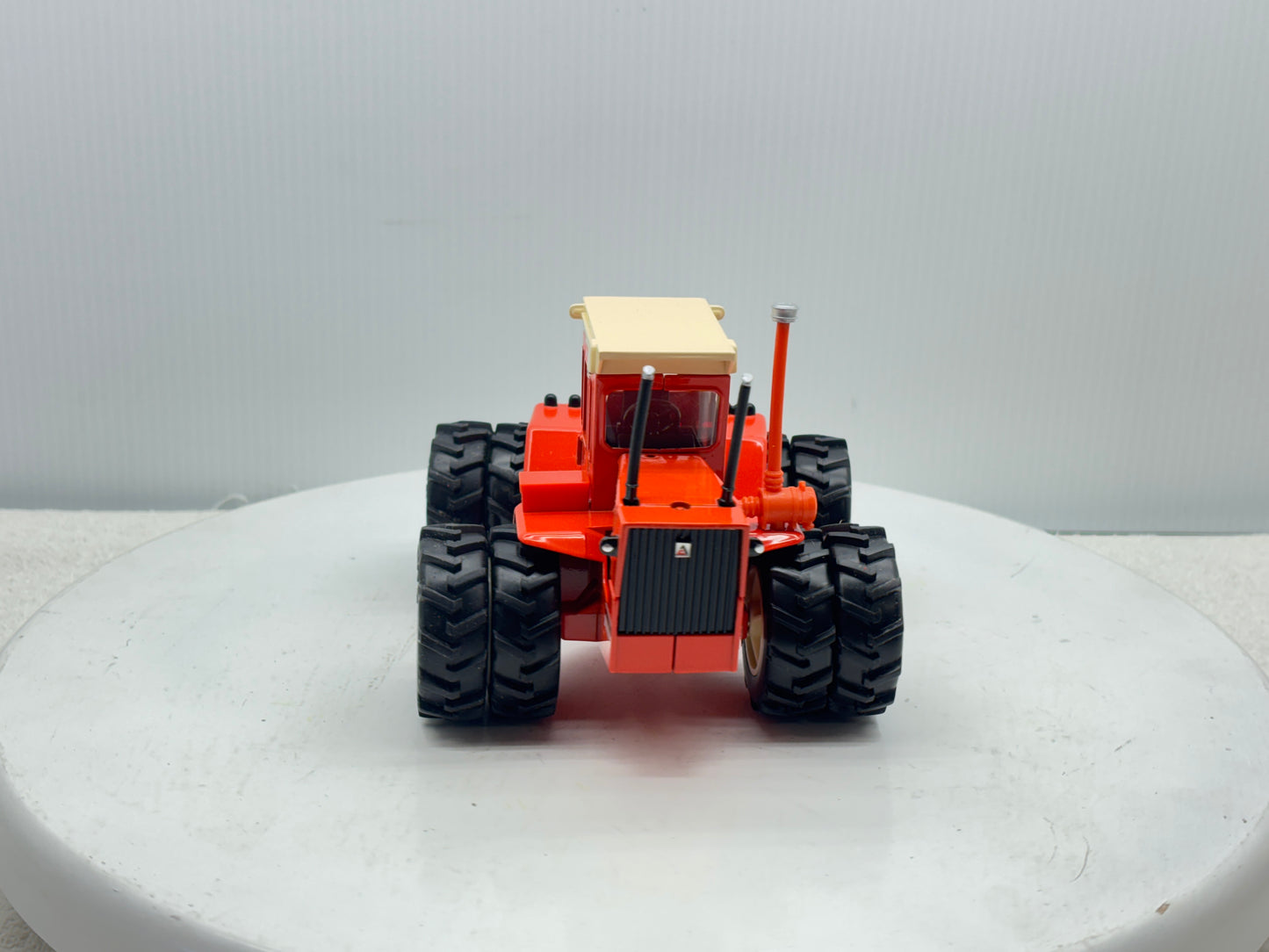 1/32 Allis-Chalmers 440 Toy Farmer Duals