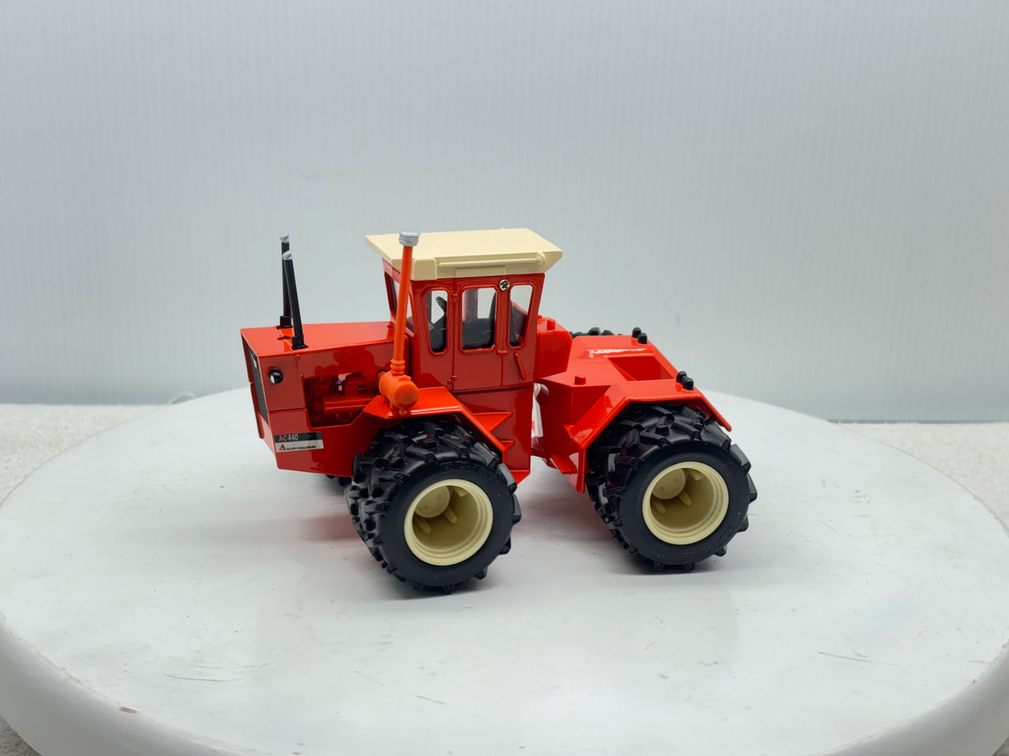 1/32 Allis-Chalmers 440 Toy Farmer Duals