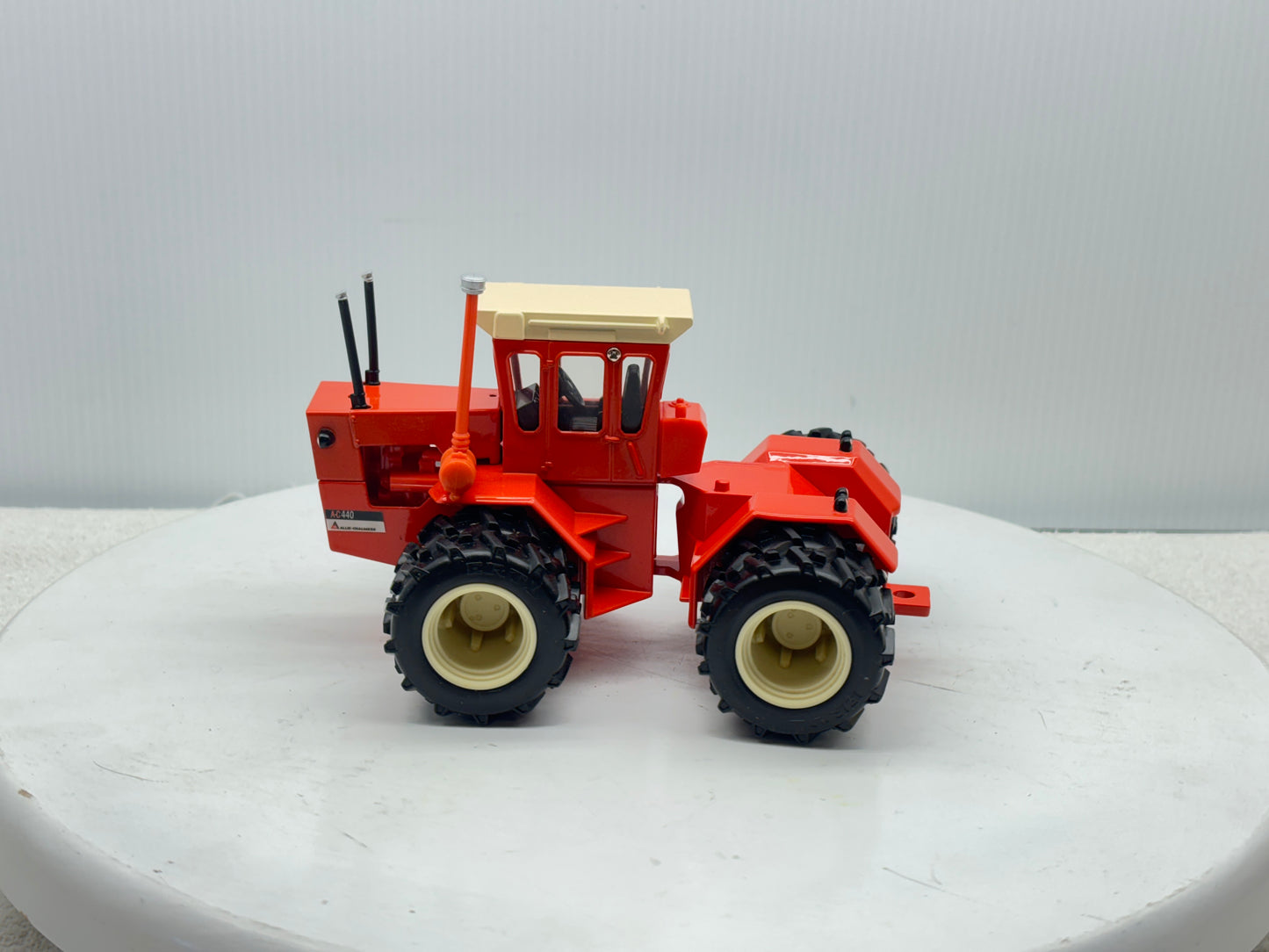 1/32 Allis-Chalmers 440 Toy Farmer Duals