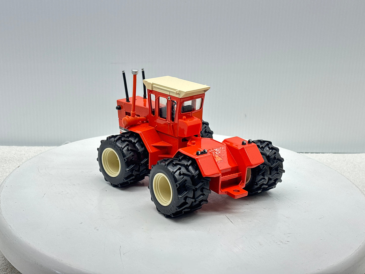1/32 Allis-Chalmers 440 Toy Farmer Duals