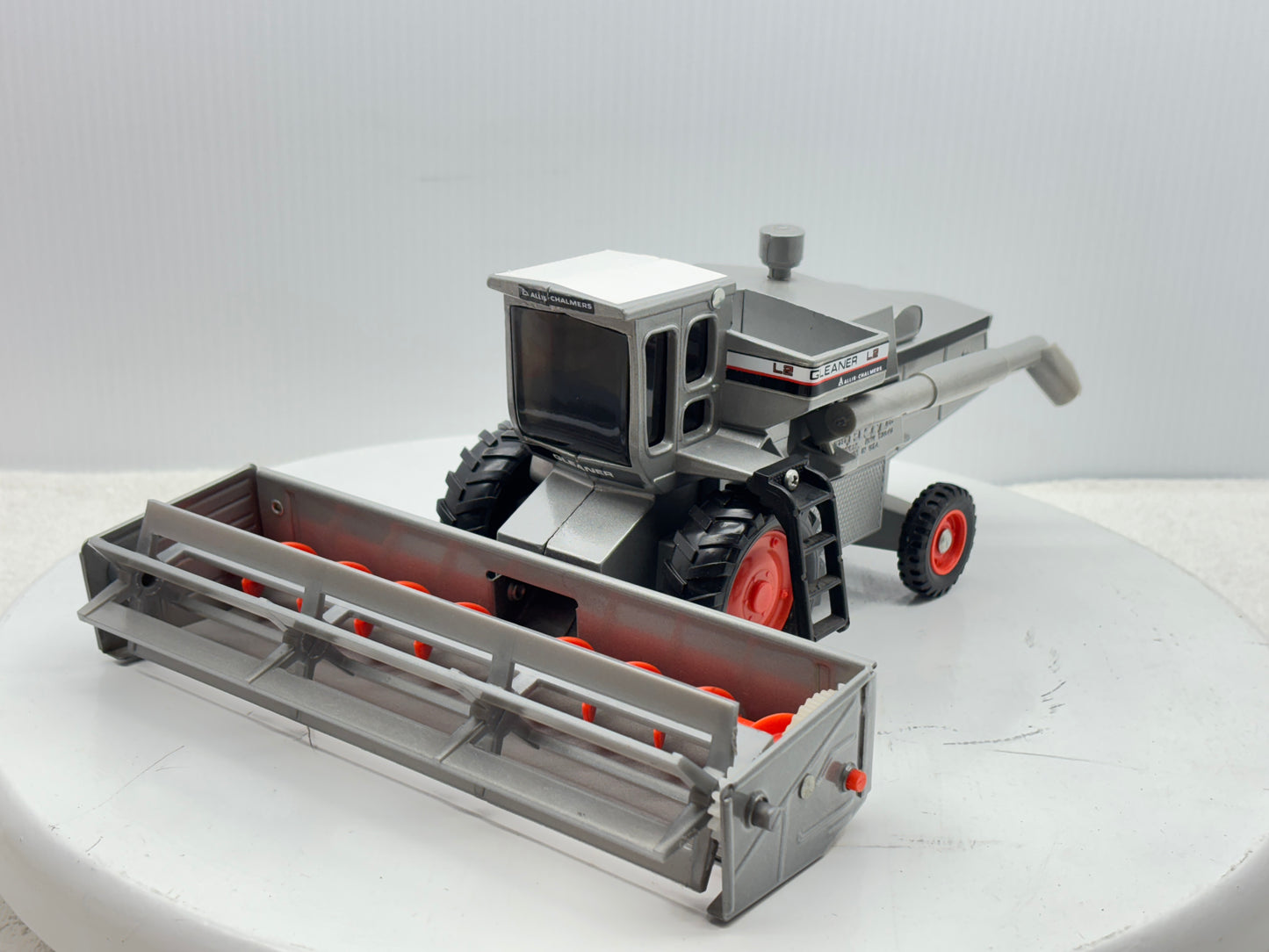 1/32 Allis-Chalmers Gleaner L2 Red Stripe