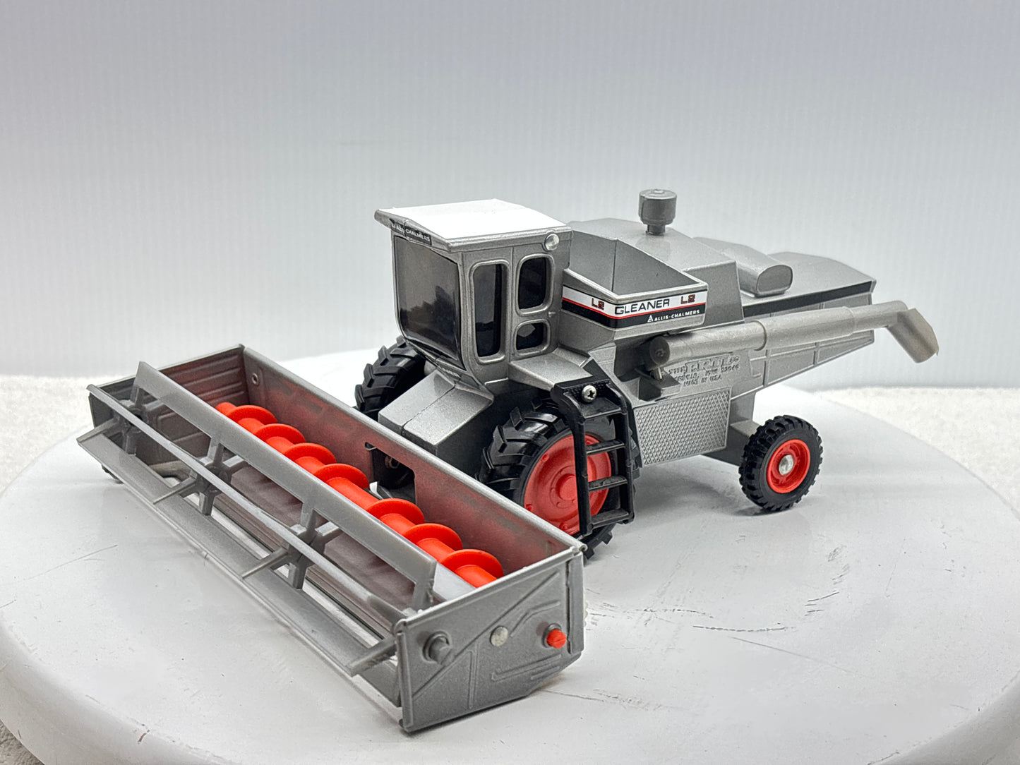 1/32 Allis-Chalmers Gleaner L2 Red Stripe