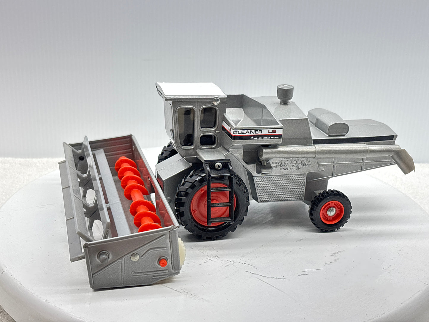 1/32 Allis-Chalmers Gleaner L2 Red Stripe