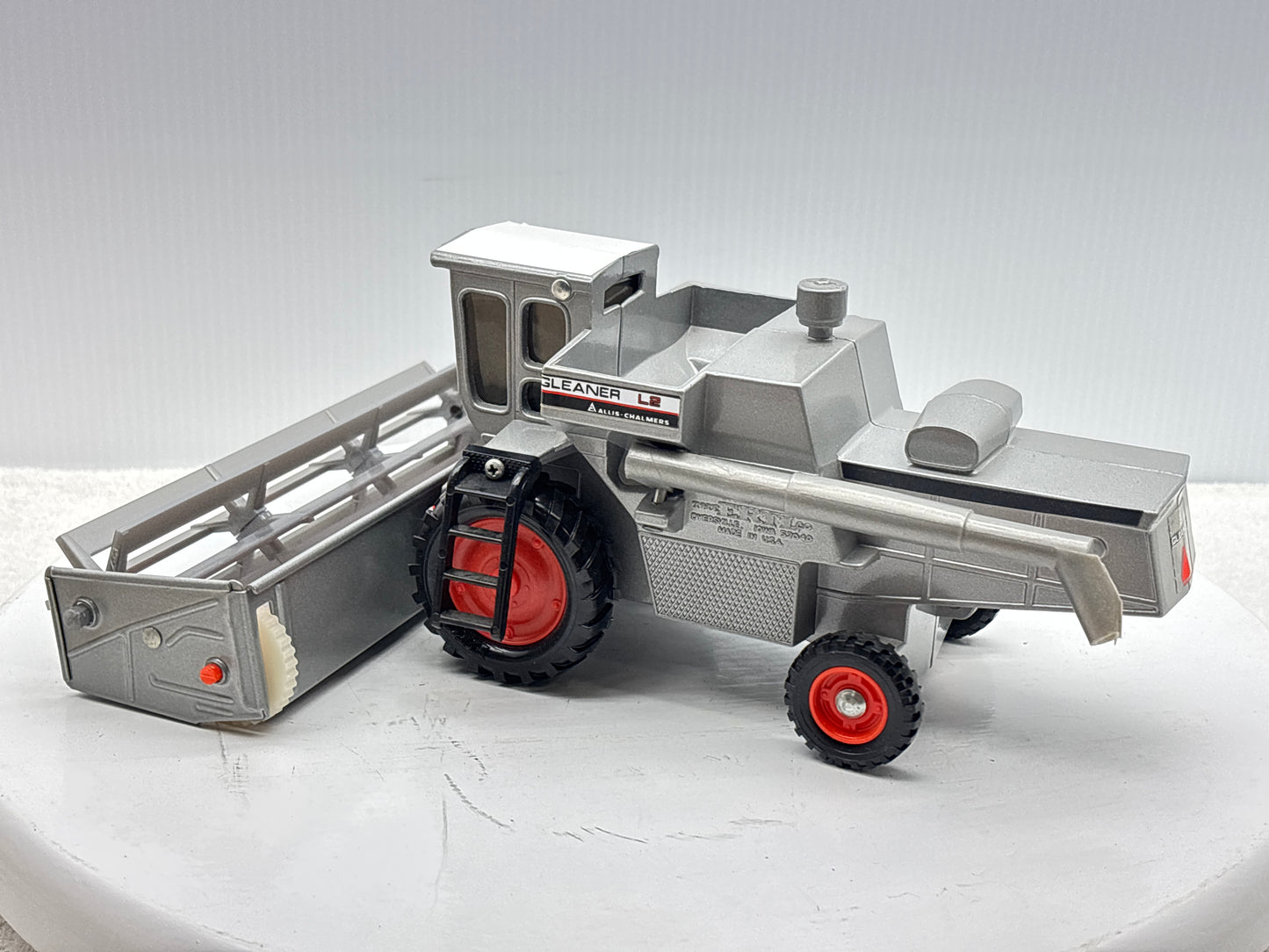 1/32 Allis-Chalmers Gleaner L2 Red Stripe