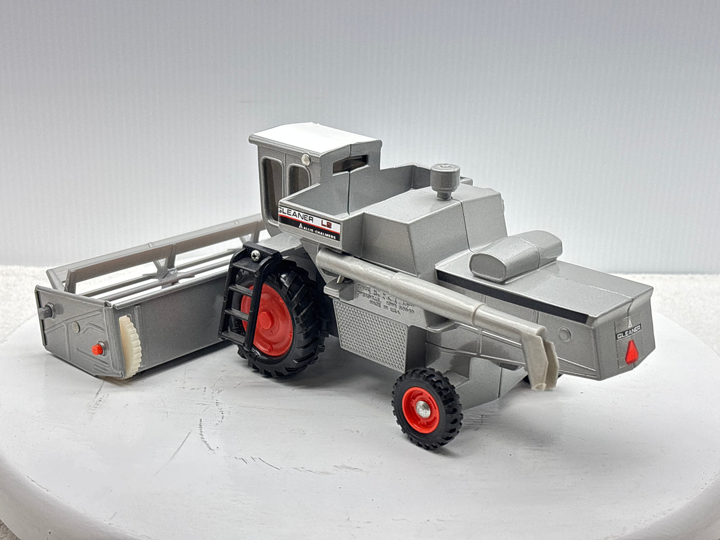 1/32 Allis-Chalmers Gleaner L2 Red Stripe