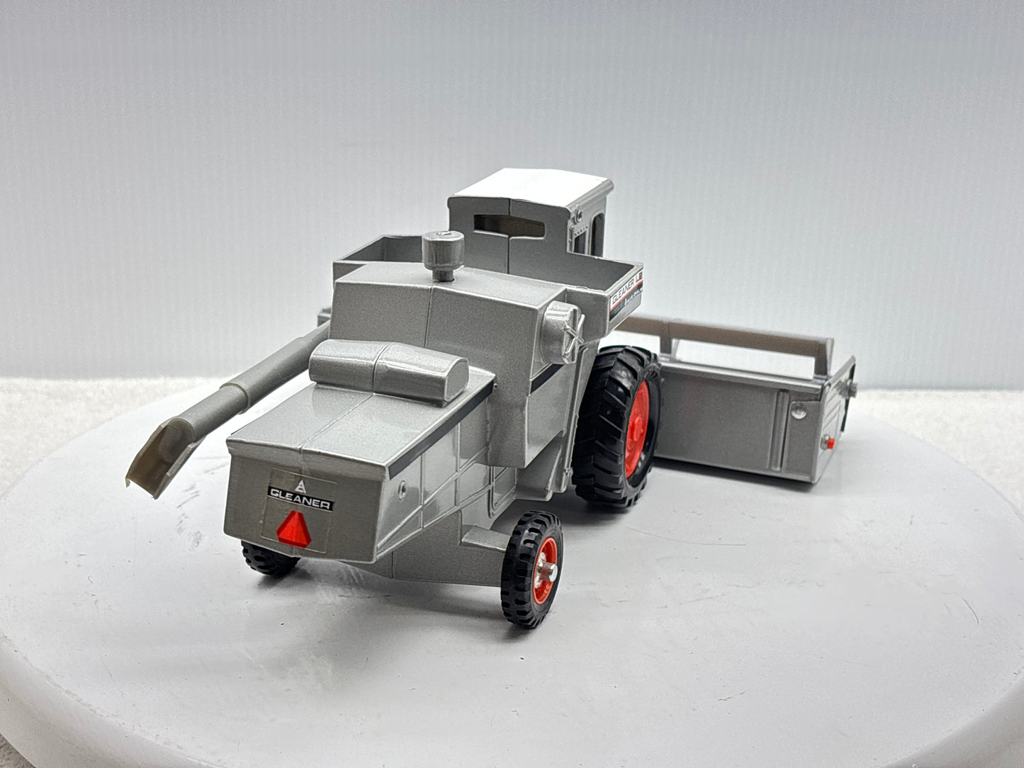 1/32 Allis-Chalmers Gleaner L2 Red Stripe