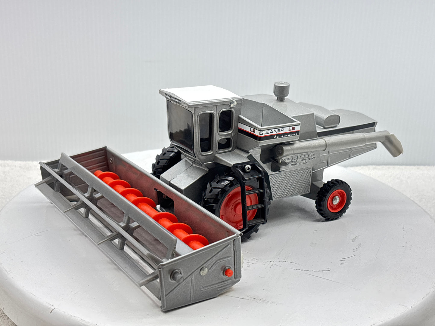 1/32 Allis-Chalmers Gleaner L2 Red Stripe