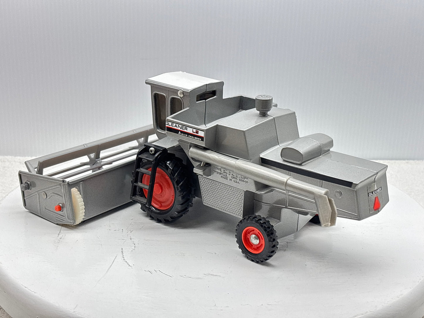 1/32 Allis-Chalmers Gleaner L2 Red Stripe