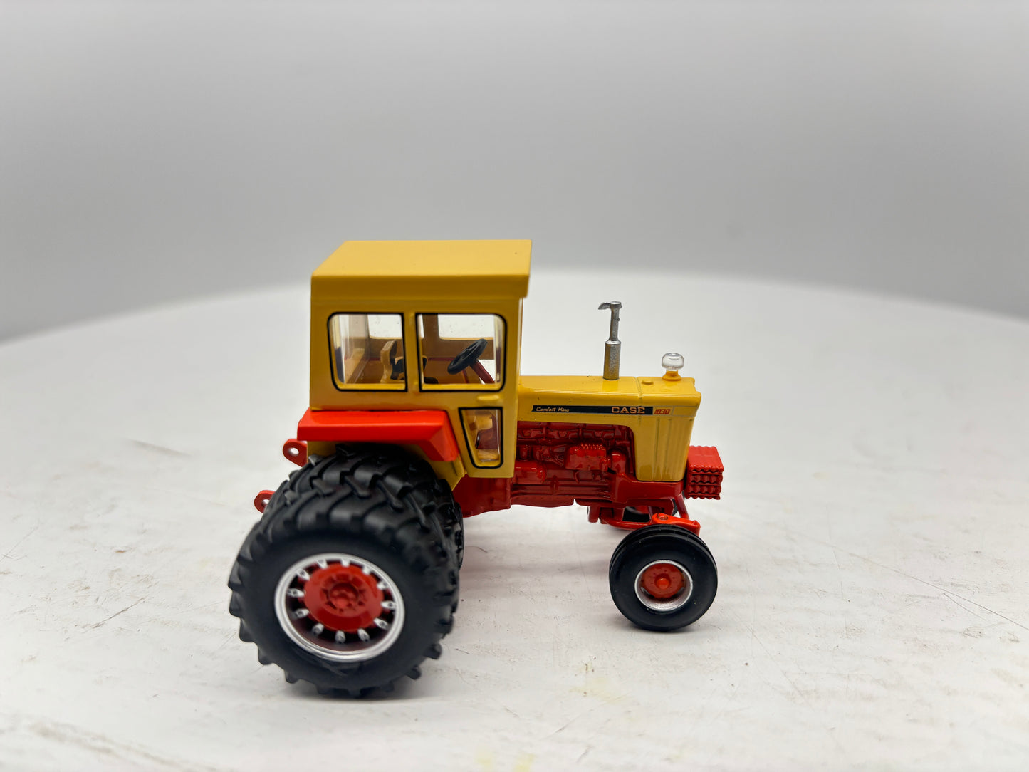 1/64 Case 1030 Cab + Duals