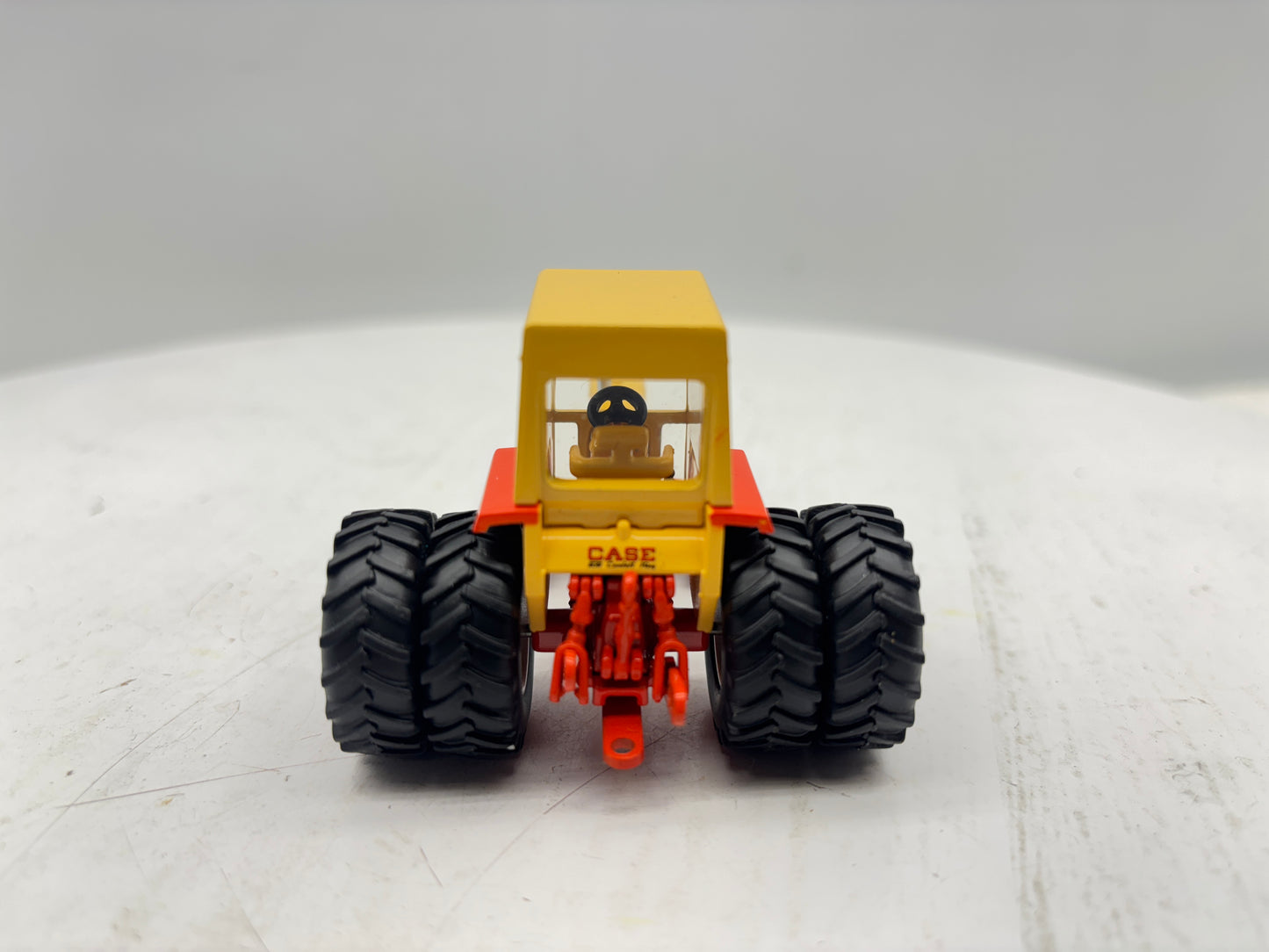 1/64 Case 1030 Cab + Duals