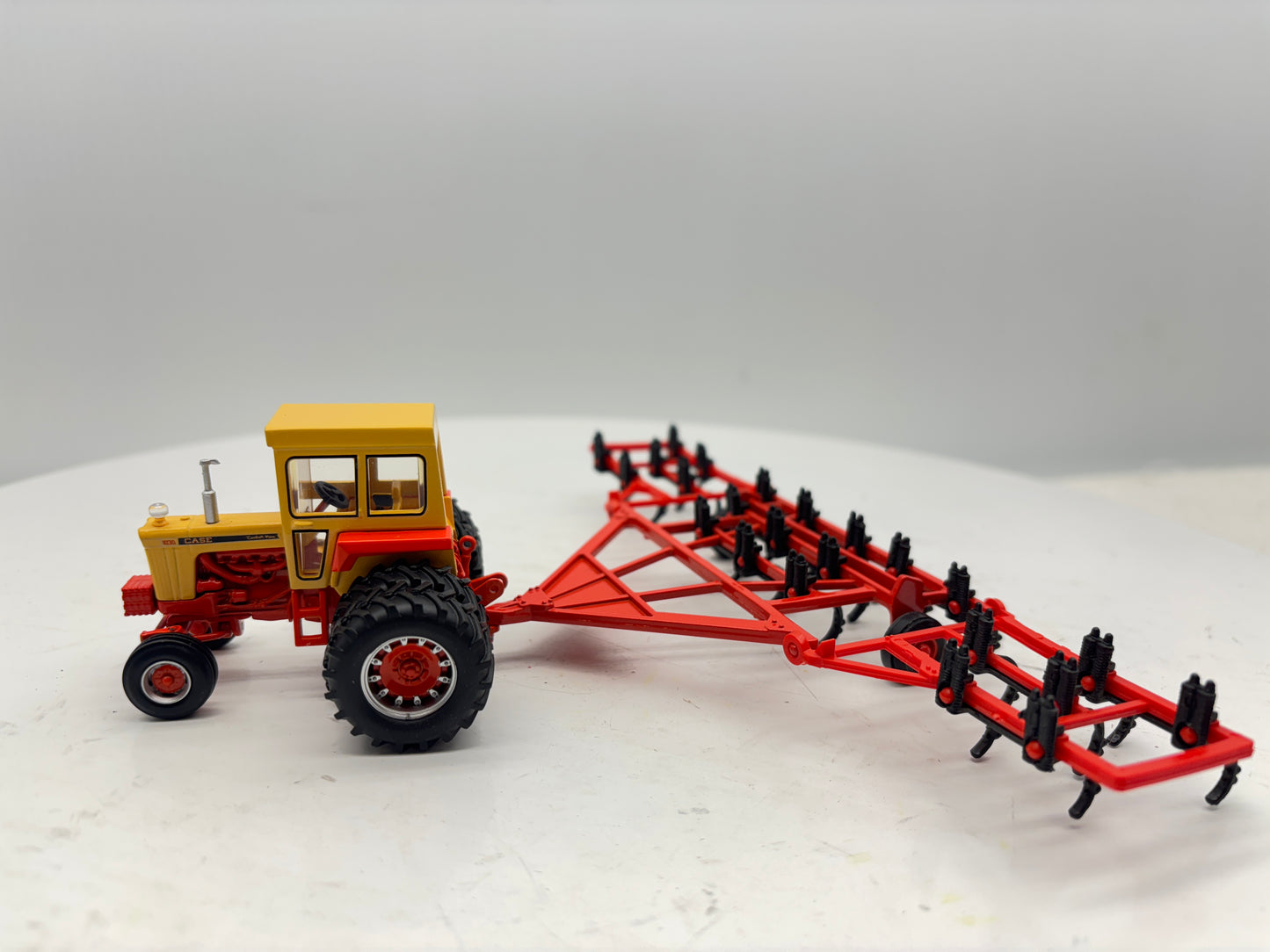 1/64 Case 1030 Cab + Duals