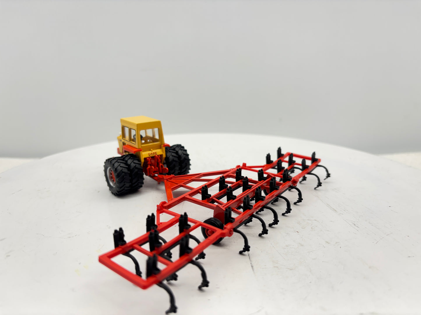 1/64 Case 1030 Cab + Duals