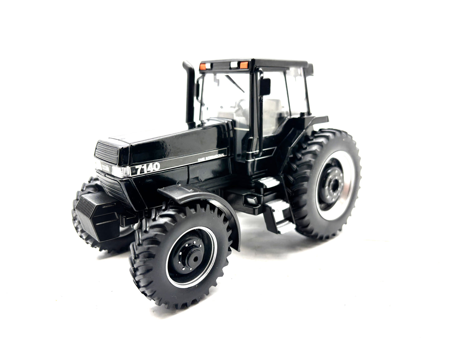 1/32 International Magnum 7140 Black