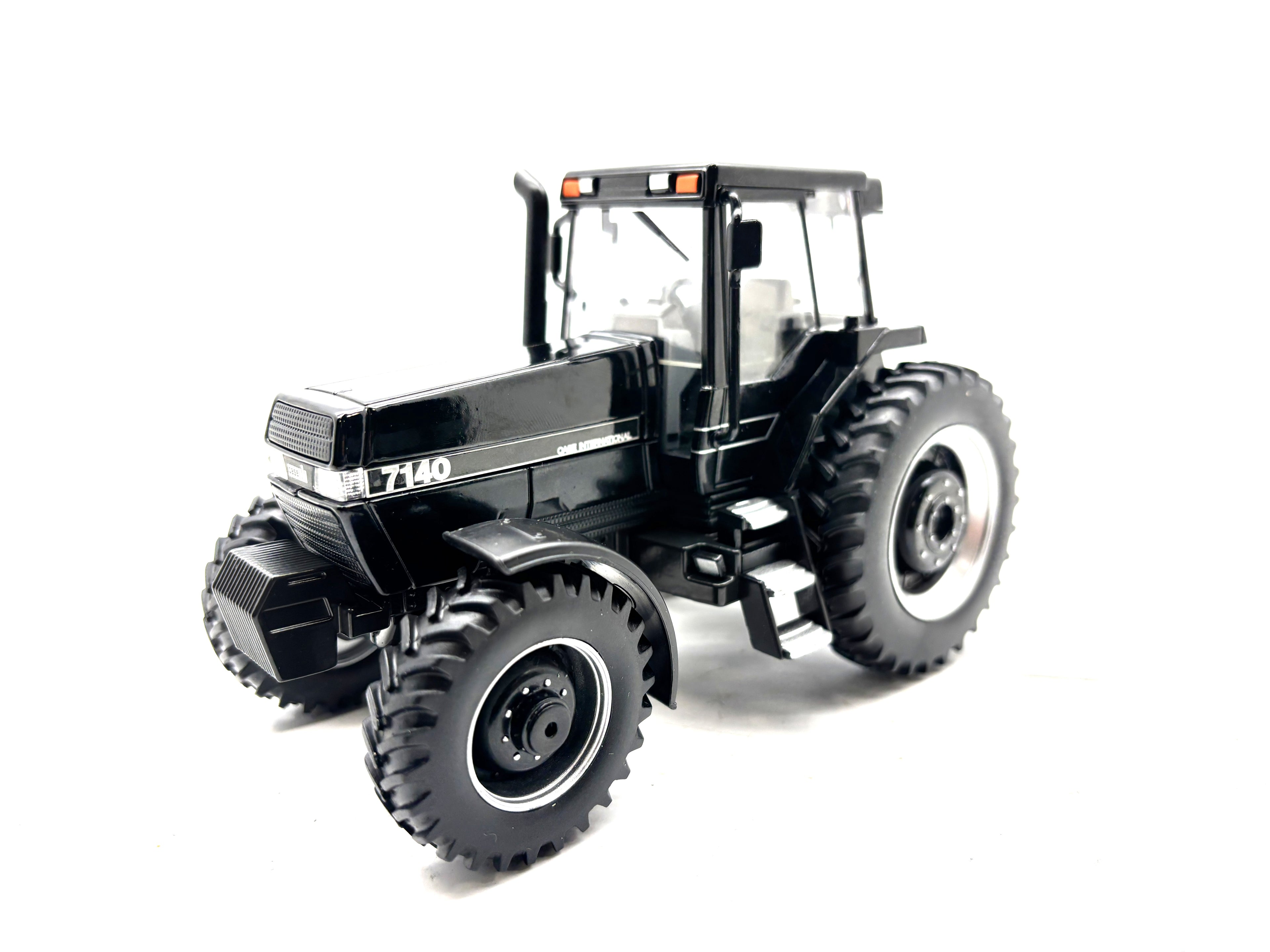 1/32 International Magnum 7140 Black