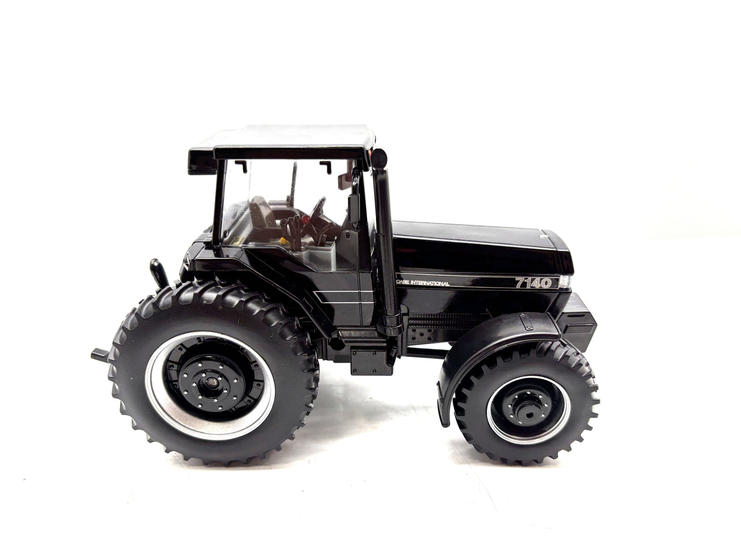 1/32 International Magnum 7140 Black
