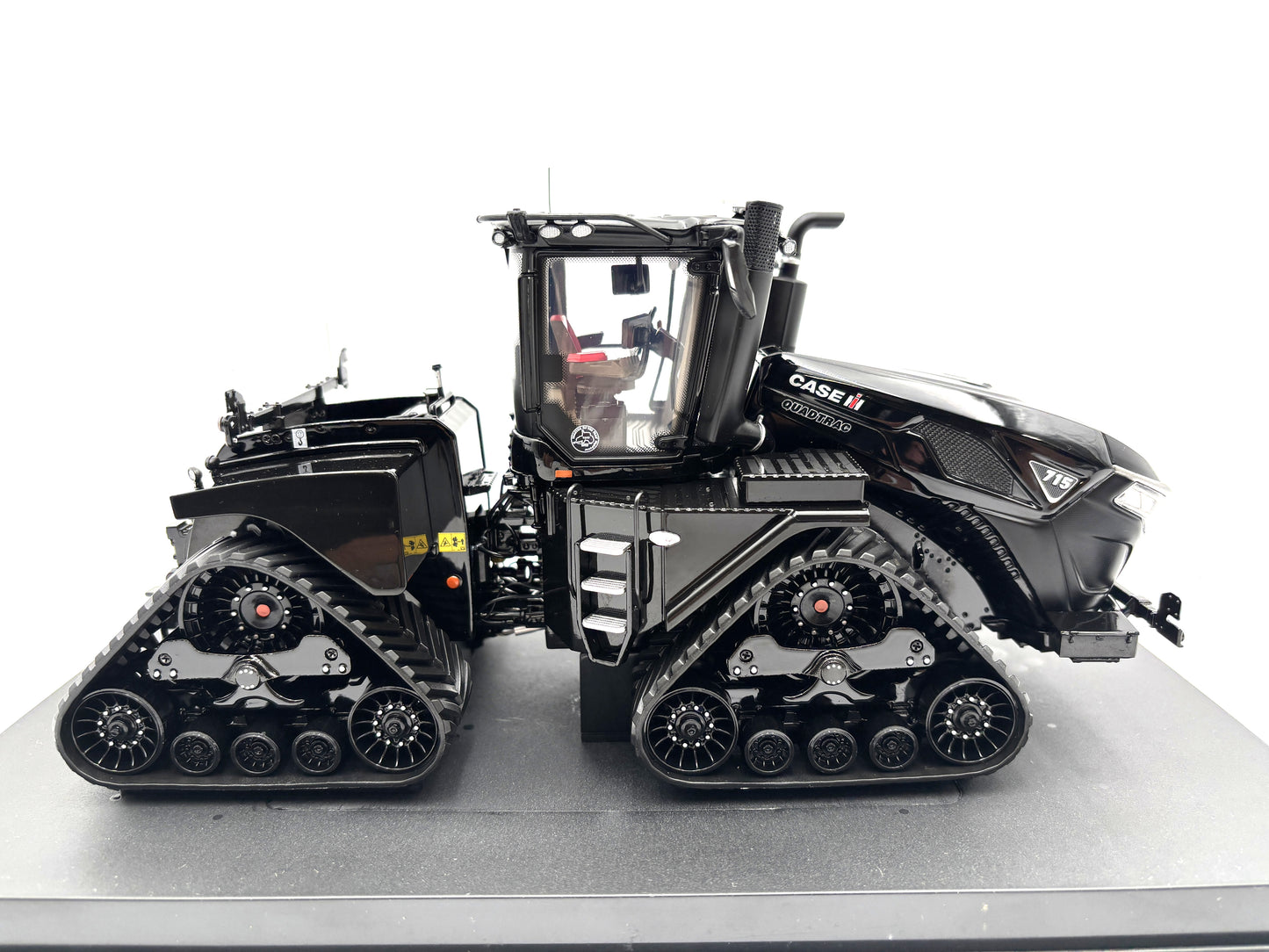 1/32 Case IH Steiger 715 QuadTrac ''Black Beauty''