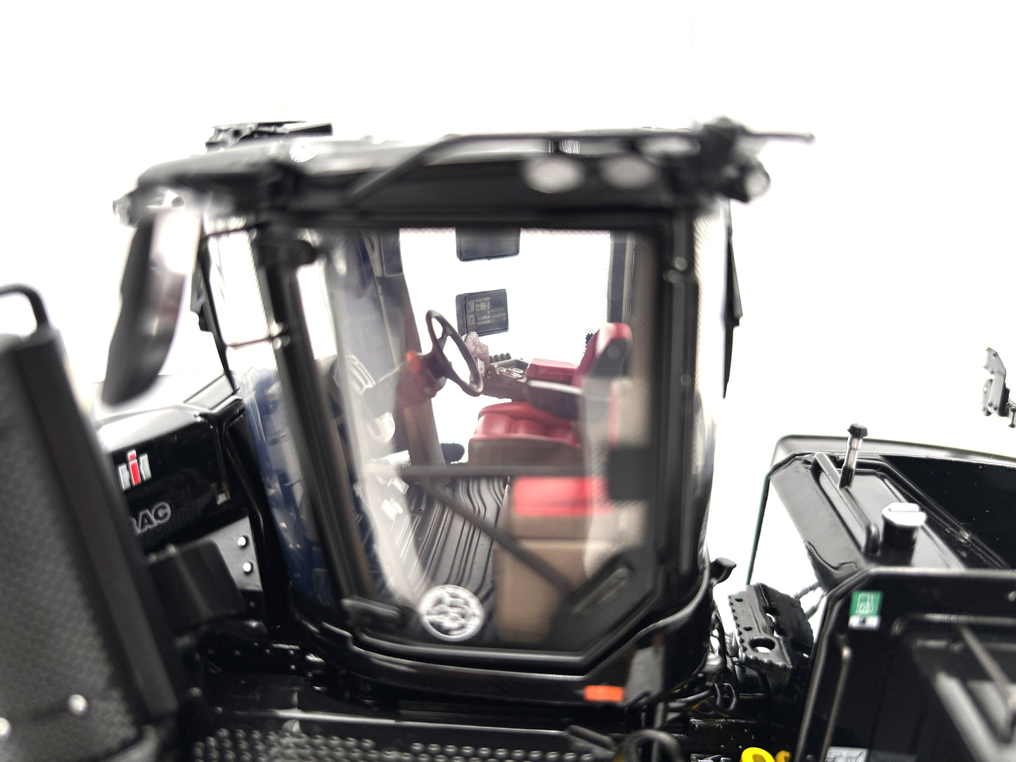 1/32 Case IH Steiger 715 QuadTrac ''Black Beauty''