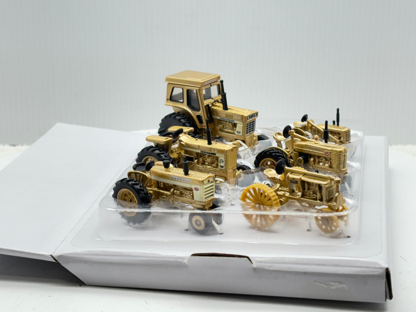 1/64 Case IH Farmall 100th Gold