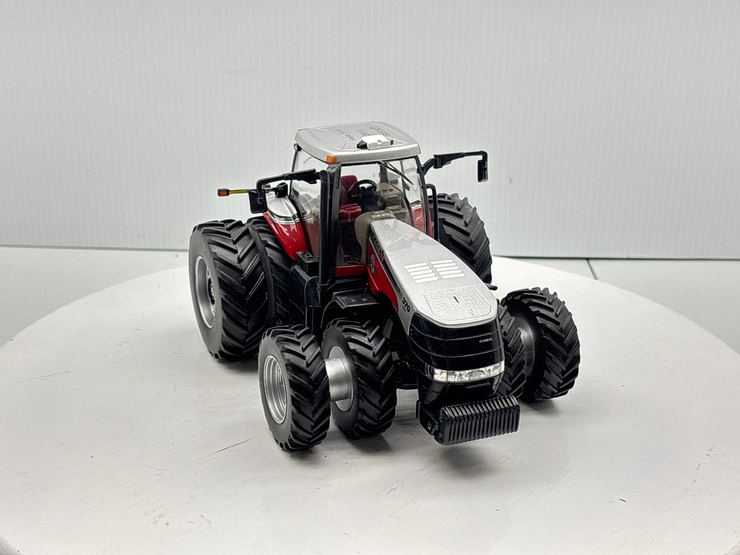 1/32 Case IH Magnum 370 Farm Show