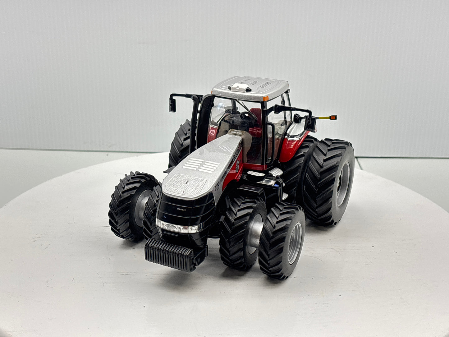 1/32 Case IH Magnum 370 Farm Show