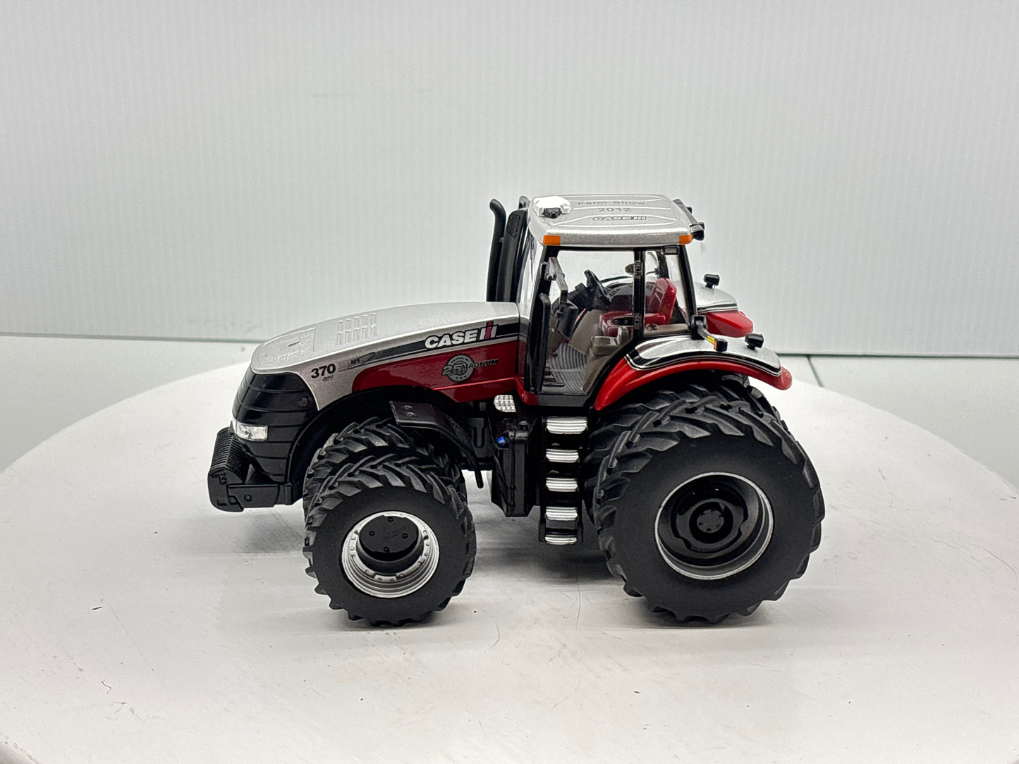 1/32 Case IH Magnum 370 Farm Show