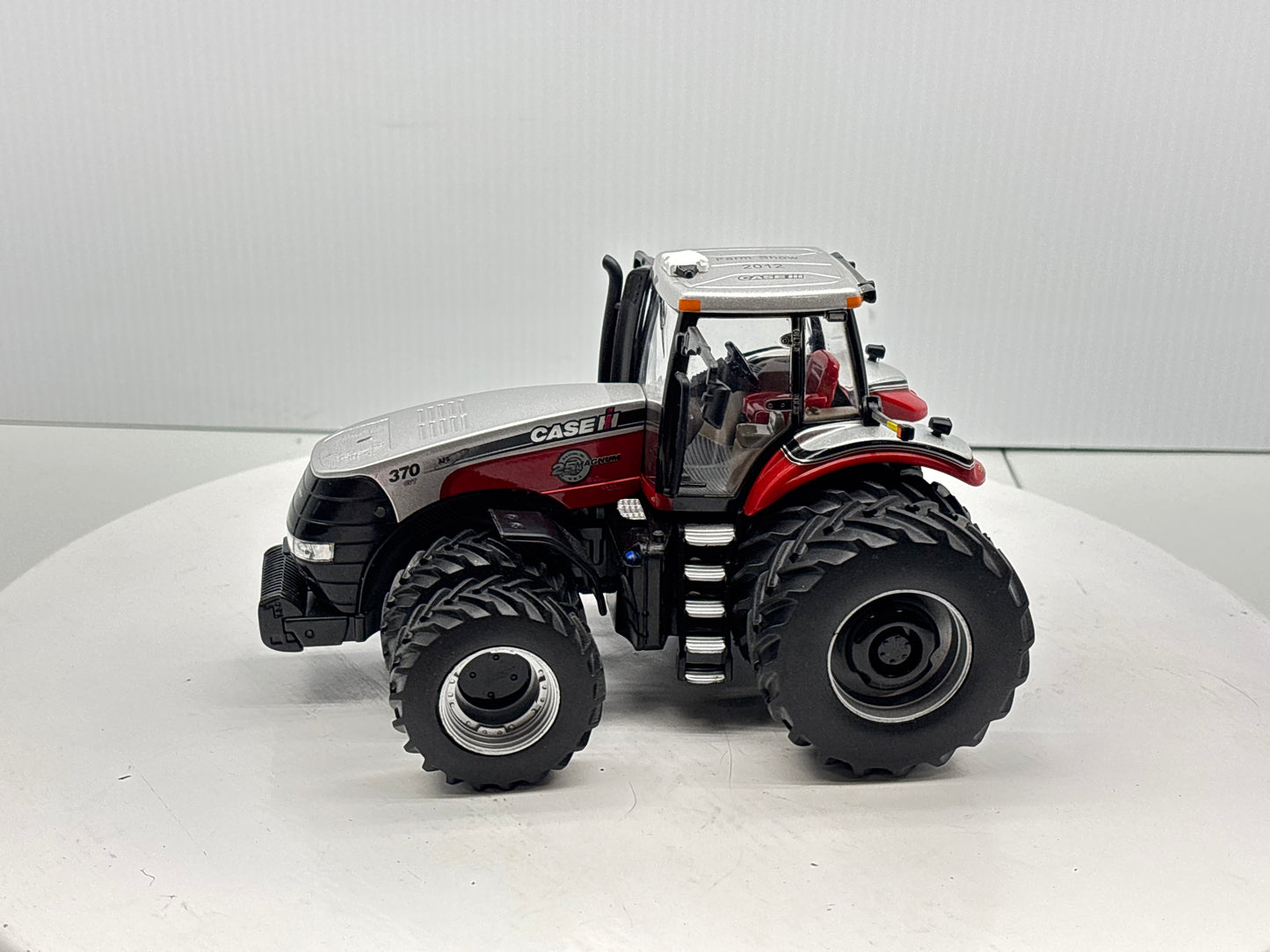 1/32 Case IH Magnum 370 Farm Show